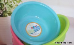 塑料盆内壁一层垢是什么 塑料盆上面有黑色杂质