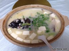 白炖鱼头豆腐汤的做法 沙白鱼头豆腐汤的做法