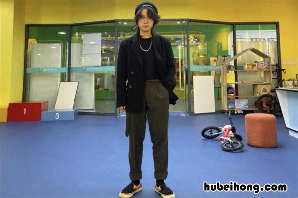 女生穿西装搭什么帽子有气质 西装戴什么帽子合适