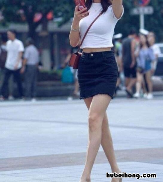 紧身t恤怎么搭配下装好看 紧身t恤怎么搭配下装外套