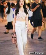 紧身t恤怎么搭配下装好看 紧身t恤怎么搭配下装外套