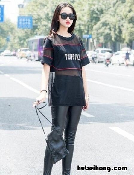 紧身皮裤怎么搭配上衣女图片视频 短皮裤怎么搭配上衣图片