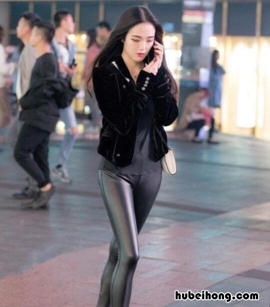紧身皮裤怎么搭配上衣女图片视频 短皮裤怎么搭配上衣图片