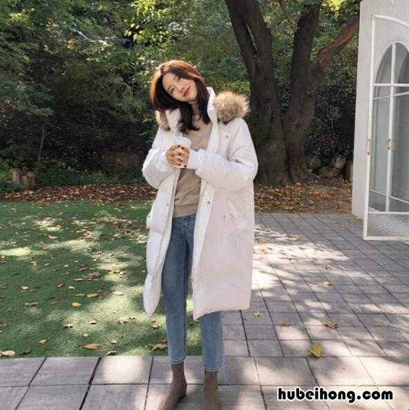 灰色羽绒服怎么搭配好看女图片 灰色羽绒服配什么内搭最好看