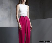 红色运动裤配什么外套 红色外套如何搭配裤子