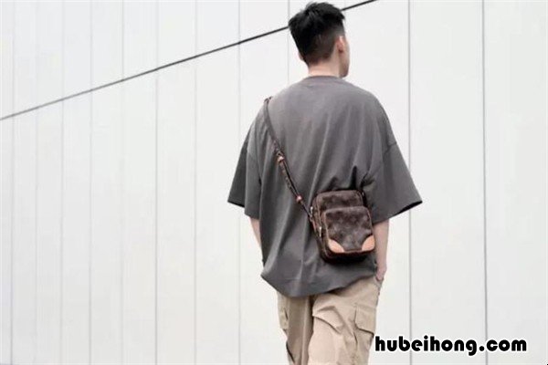 绿色T恤怎么搭配 绿色体恤衫搭配什么样的外套