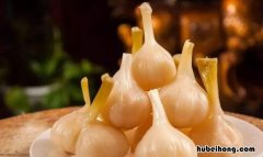 蒜腌制怎么变蓝色了 腌制的糖蒜为什么会变成绿色