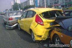 汽车发生交通事故怎么办