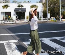 绿色阔腿裤配什么上衣图片 草绿色的裤子配什么上衣