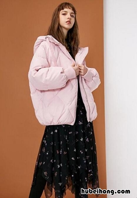 粉色长款羽绒服怎么搭配好看图片 长款粉色羽绒服怎么搭
