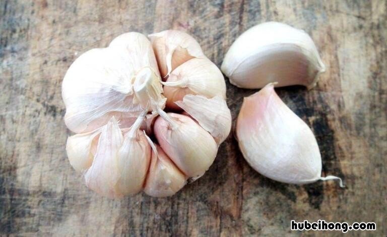 蒜怎么快速剥皮 怎样快速把蒜皮去掉
