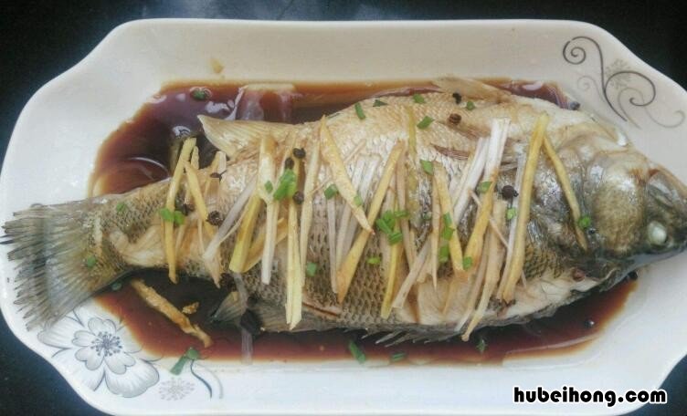 蒸鱼豉油是蒸完鱼放还是蒸鱼之前放 蒸鱼豉油先放鱼一起蒸还是出锅放