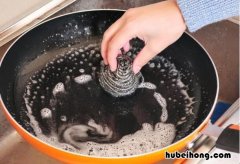 把锅干烧黑了怎么办 烧干锅了锅黑怎么处理方法
