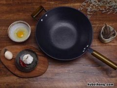 如何快速祛除铁锅上的油垢视频 怎样去除铁锅上的油垢