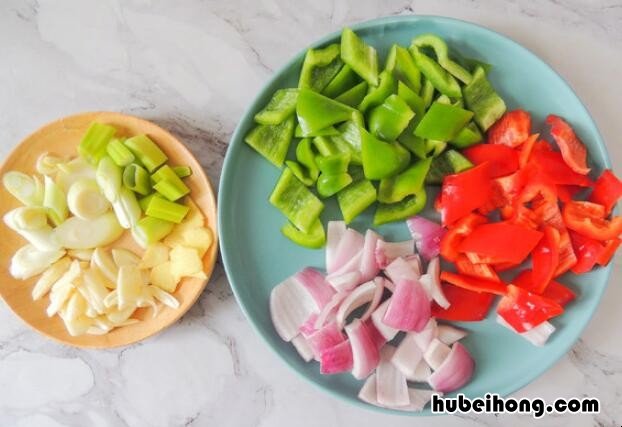 油豆腐炖鸡的做法 油豆腐焖鸡爪