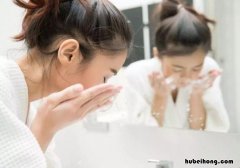 卸妆水和洗面奶的区别是什么呢 卸妆水和洗面奶的区别是什么意思