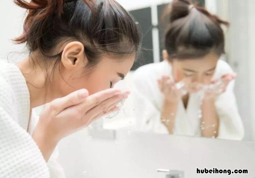 卸妆水和洗面奶的区别是什么呢 卸妆水和洗面奶的区别是什么意思