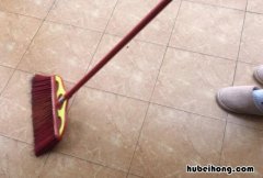 怎么样去除地板上的头发 地板头发太多怎么清理