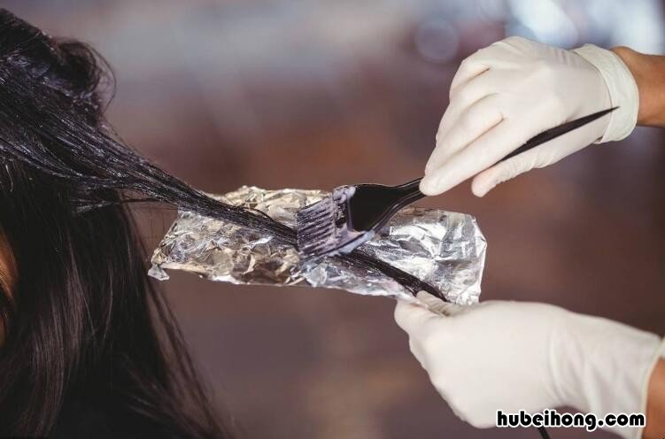 黑色染发剂弄到手怎么洗掉 手沾到黑色染发剂怎么洗掉
