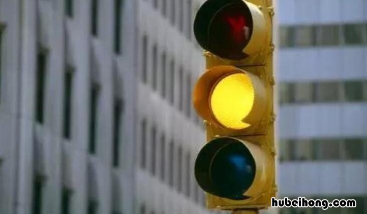 到路中间才发现闯了红灯 怀疑自己闯红灯怎么快速查询