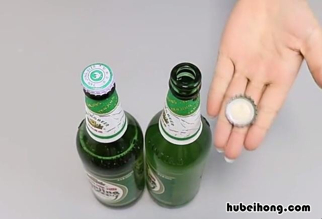 空手开啤酒瓶盖技巧 没有起瓶器怎么开啤酒 空手开啤酒瓶盖技巧视频