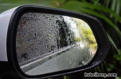 下雨天怎样让后视镜不沾雨水 下雨天怎么能让后视镜不沾水