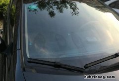 前挡风玻璃有油怎么去除 车前挡风玻璃油污如何去除掉呢