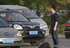 开车遇到碰瓷的怎么处理 开车遇到碰瓷可以压过去吗