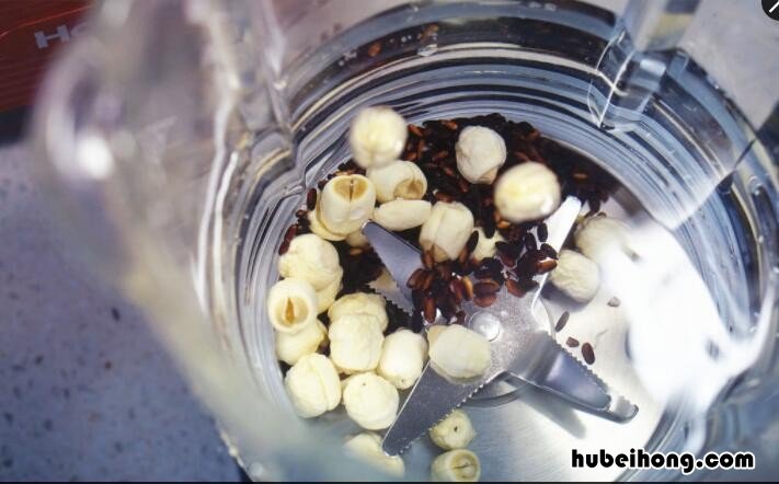 黑米莲子的功效与作用及食用方法 黑米莲子羹的功效
