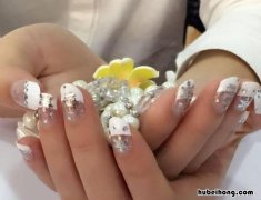 美甲贴怎样贴最牢固 美甲贴的教程