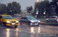 雨季开车要注意什么安全 雨季开车注意事项