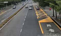 多乘员专用车道最少要几个人 多乘员车辆专用车道是什么标志