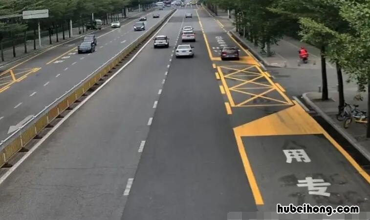 多乘员专用车道最少要几个人 多乘员车辆专用车道是什么标志