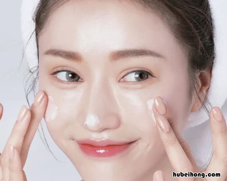 上妆搓泥是什么意思 化妆时出现搓泥是什么现象