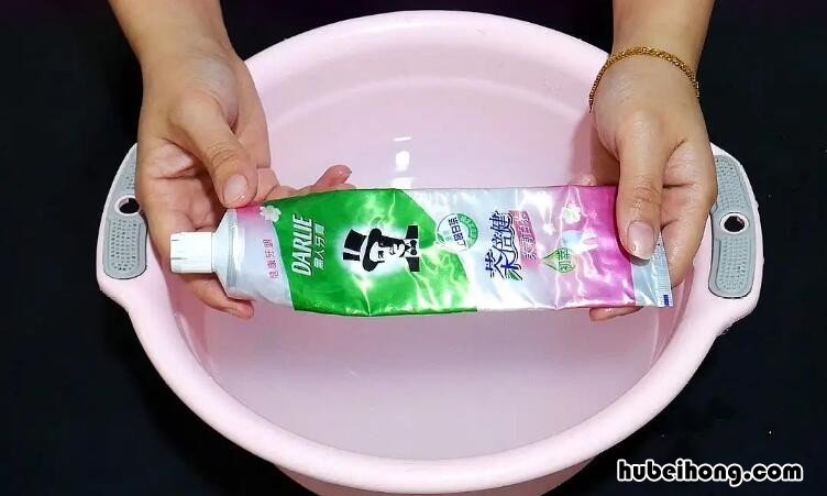 可以长期用牙膏洗脸吗?有好处还是坏处 每天用牙膏洗一次脸好吗