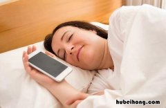 将手机放到枕头边会危害健康吗 手机经常放在枕头边上,有危害吗
