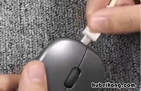无线鼠标怎么充电 华为笔记本电脑鼠标怎么充电
