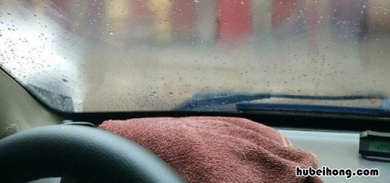 五菱宏光雨天车内玻璃起雾怎么办 捷达车雨天车内玻璃起雾怎么办