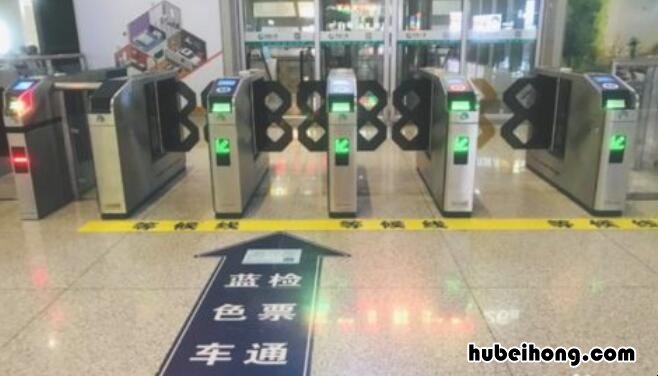怎么辨别高铁站台三个颜色的车号 高铁站车厢看哪个颜色