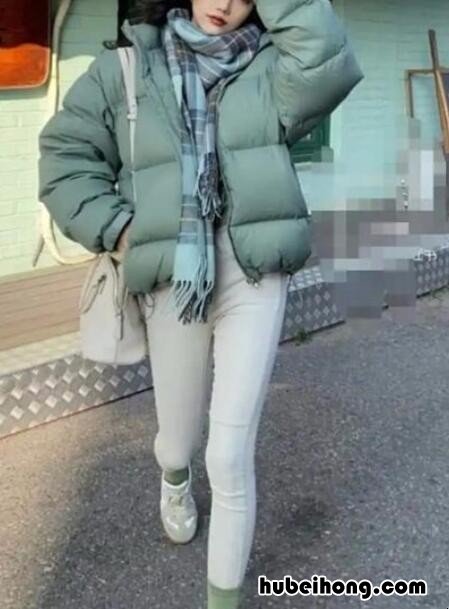 白色牛仔裤配什么颜色衣服 白色牛仔裤搭配什么鞋子冬季