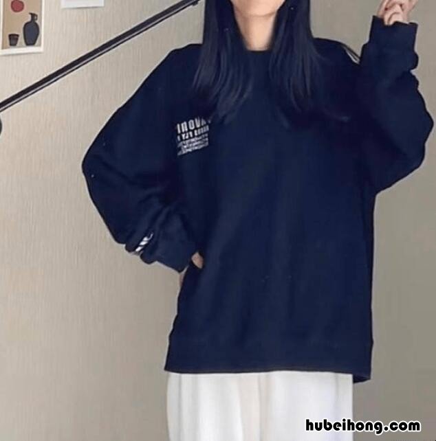 白色运动裤配什么上衣好看图片 白色运动裤配什么上衣好看秋季