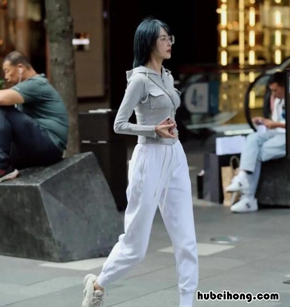 白色运动裤配什么上衣好看图片 白色运动裤配什么上衣好看秋季