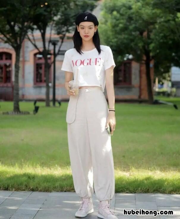 白色运动裤配什么上衣好看图片 白色运动裤配什么上衣好看秋季