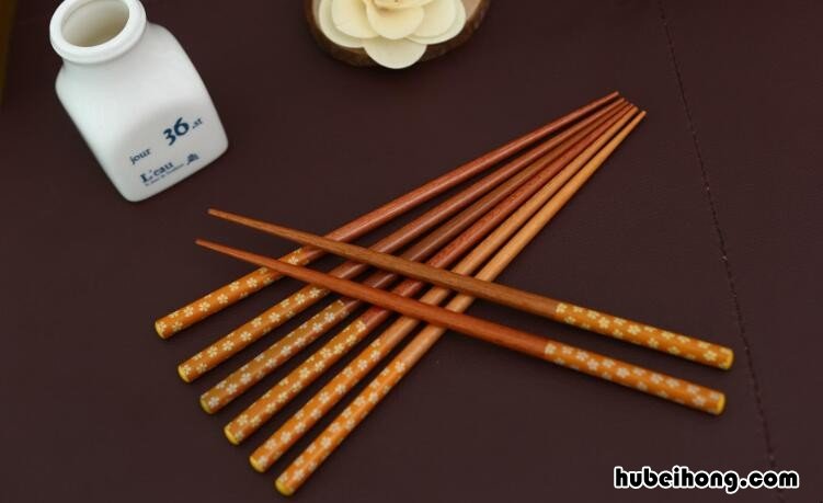 新买的木筷子第一次用怎么处理 新买的木筷子有味道怎么处理
