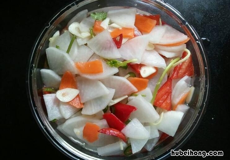 为什么刚做的泡菜就起白了 为什么刚做的泡菜就起白了一层皮