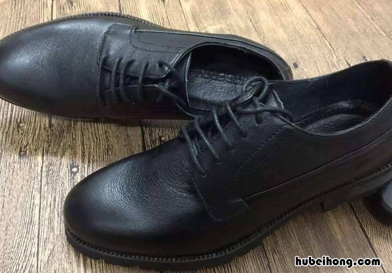 新买的皮鞋夹脚有什么办法解决视频 新买的皮鞋夹脚怎样解决