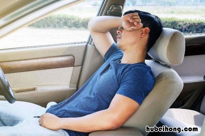 如何在车内开空调睡觉 怎样开空调在车里睡觉
