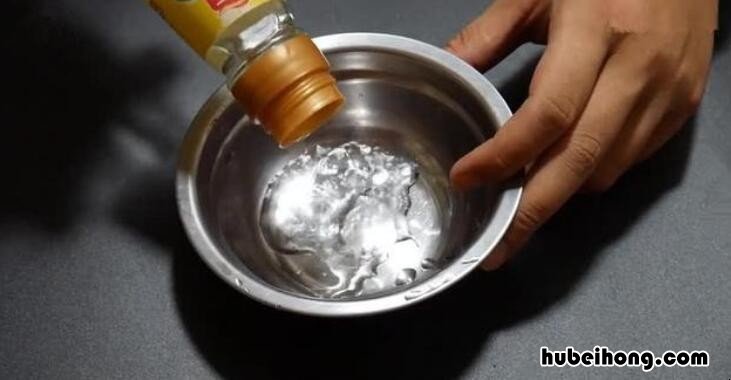 手上扎了小刺取出窍门 刺扎进手里了怎么办