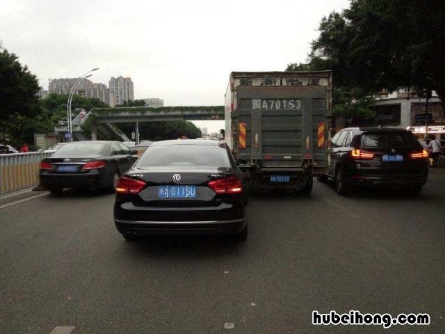 超车看车头会车看车尾视频 超车看车头会车看车尾是技巧视频