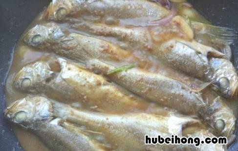黄焖小鱼的家常做法窍门 黄焖小鱼的做法 最正宗的做法